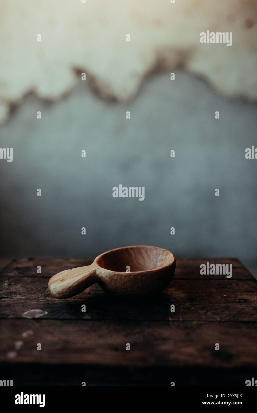 Tazza in legno artigianale su un tavolo rustico Foto Stock