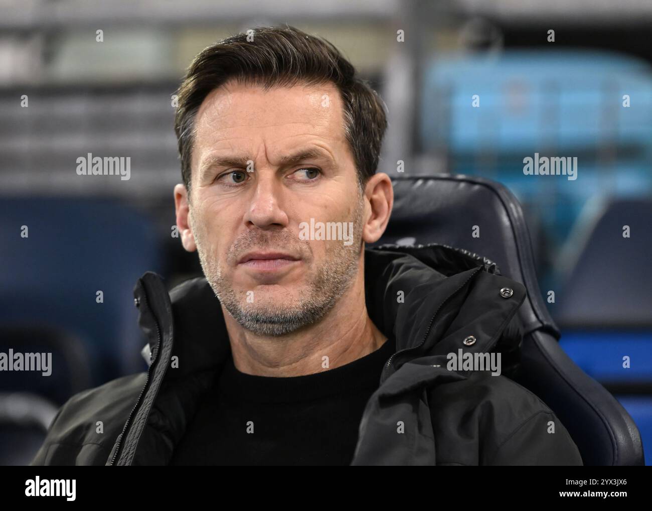 Manchester City Academy Stadium, Manchester, Inghilterra, 12 dicembre 2024. Gareth Taylor, manager del Manchester City Women, guarda i warm up in vista della partita di UEFA Women's Champions League Manchester City Women V SKN St. Pölten Women (Sportklub Niederösterreich St. Pölten) al Manchester City Academy Stadium. (Immagine di credito: ©Cody Froggatt/Alamy Live News) Foto Stock