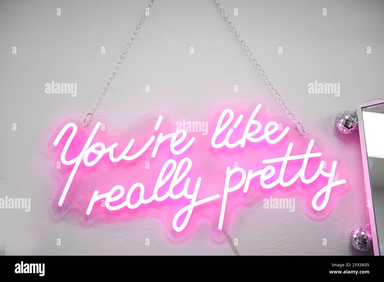 Cartello al neon rosa con la scritta "You're like really Pretty" su White wal Foto Stock