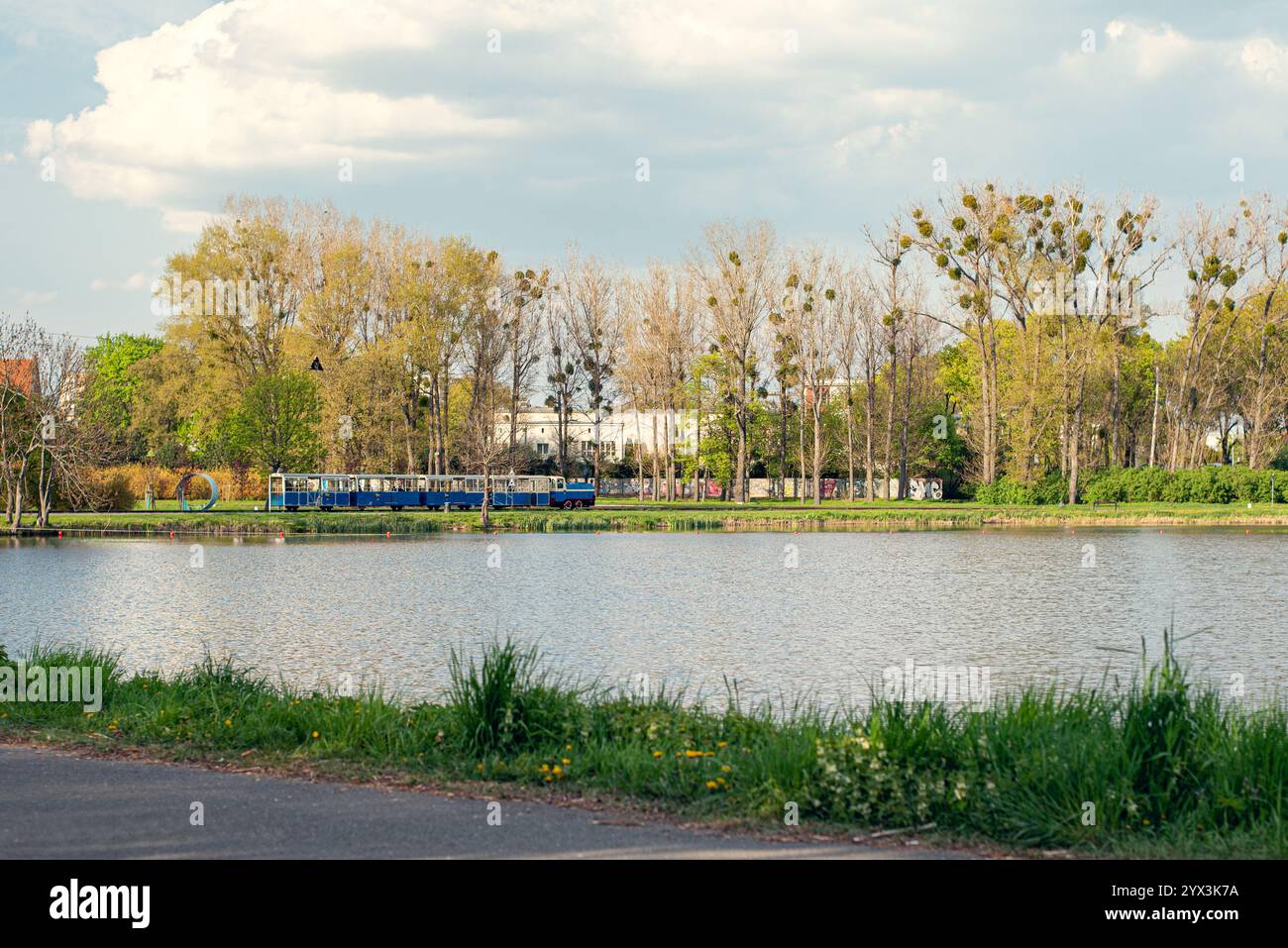 Ferrovia per bambini nel parco vicino al lago Malta a Poznań, che offre giostre divertenti per i bambini Foto Stock