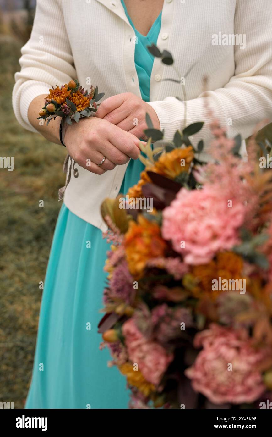 Bouquet per matrimoni autunnali e corsage all'aperto Foto Stock