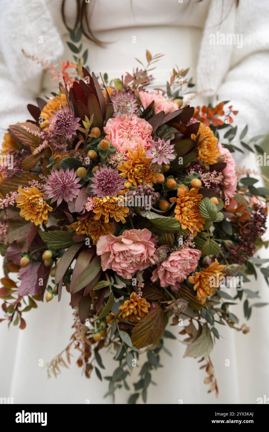 Bouquet nuziale autunnale con garofani rosa e crisantemi Foto Stock