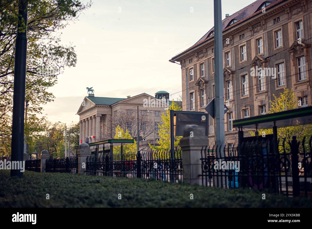 Il Gran Teatro di Stanisław Moniuszko a Poznań, Polonia, situato vicino a Przystanek Fredra, mostra la grandezza architettonica di questo iconico cultu Foto Stock