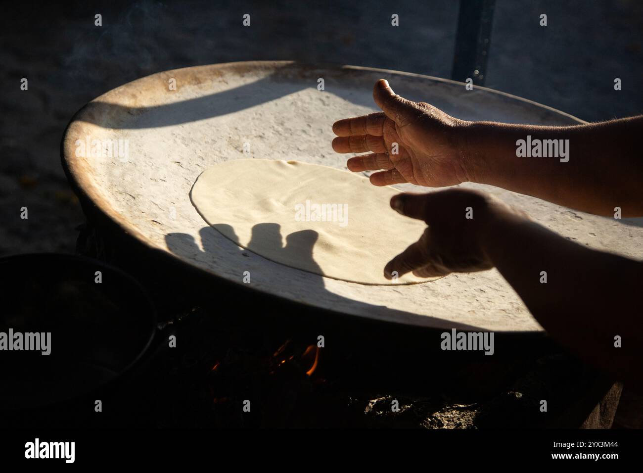 Preparazione manuale di tortillas di mais per quesadillas tradizionali nella regione di Oaxaca in Messico. Foto Stock