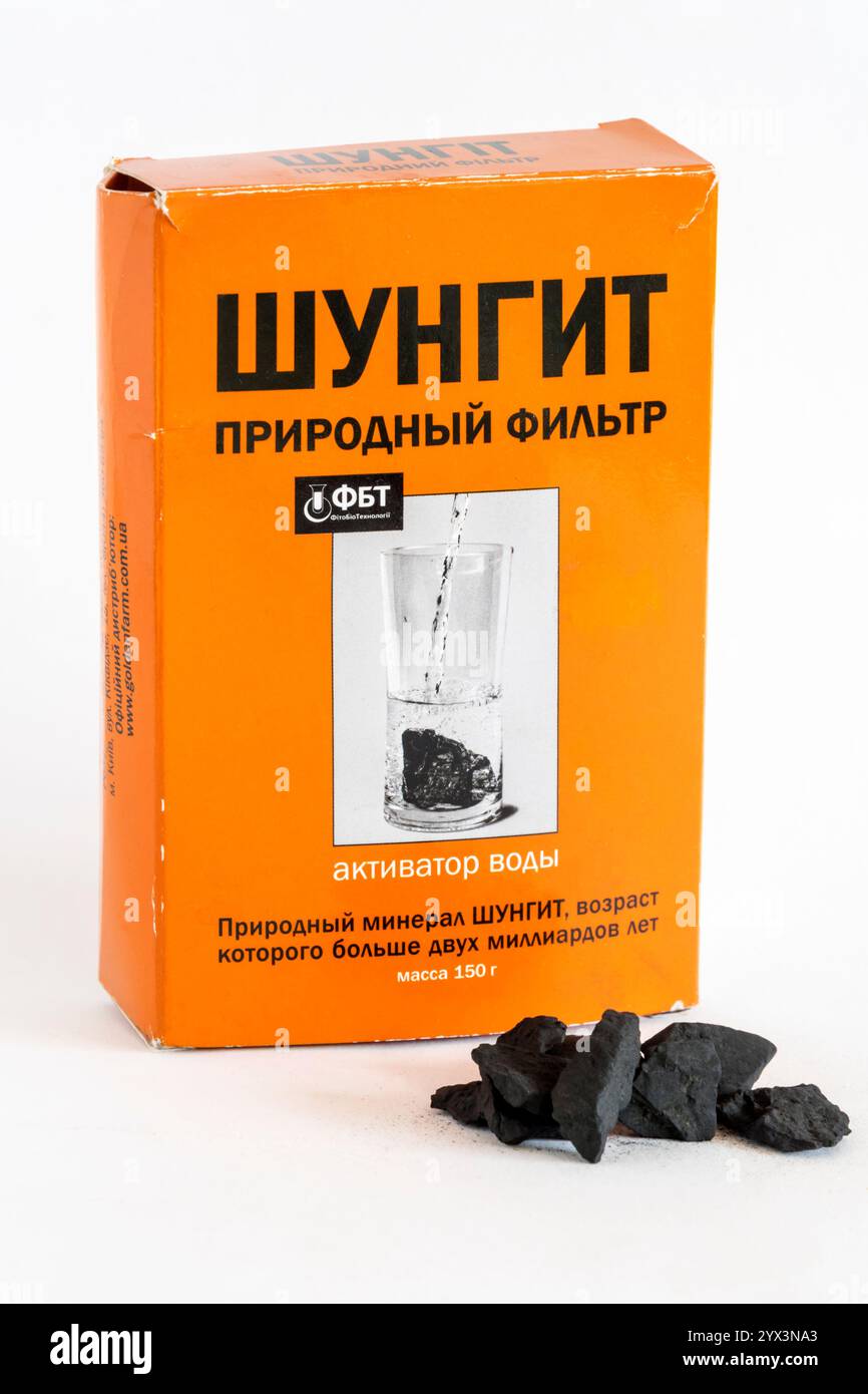 Pacchetto di Shungite. Roccia ricca di minerali proveniente dall'area careliana della Russia con struttura Fullerene che si dice contribuisca a filtrare le radiazioni e altre tossine. Foto Stock