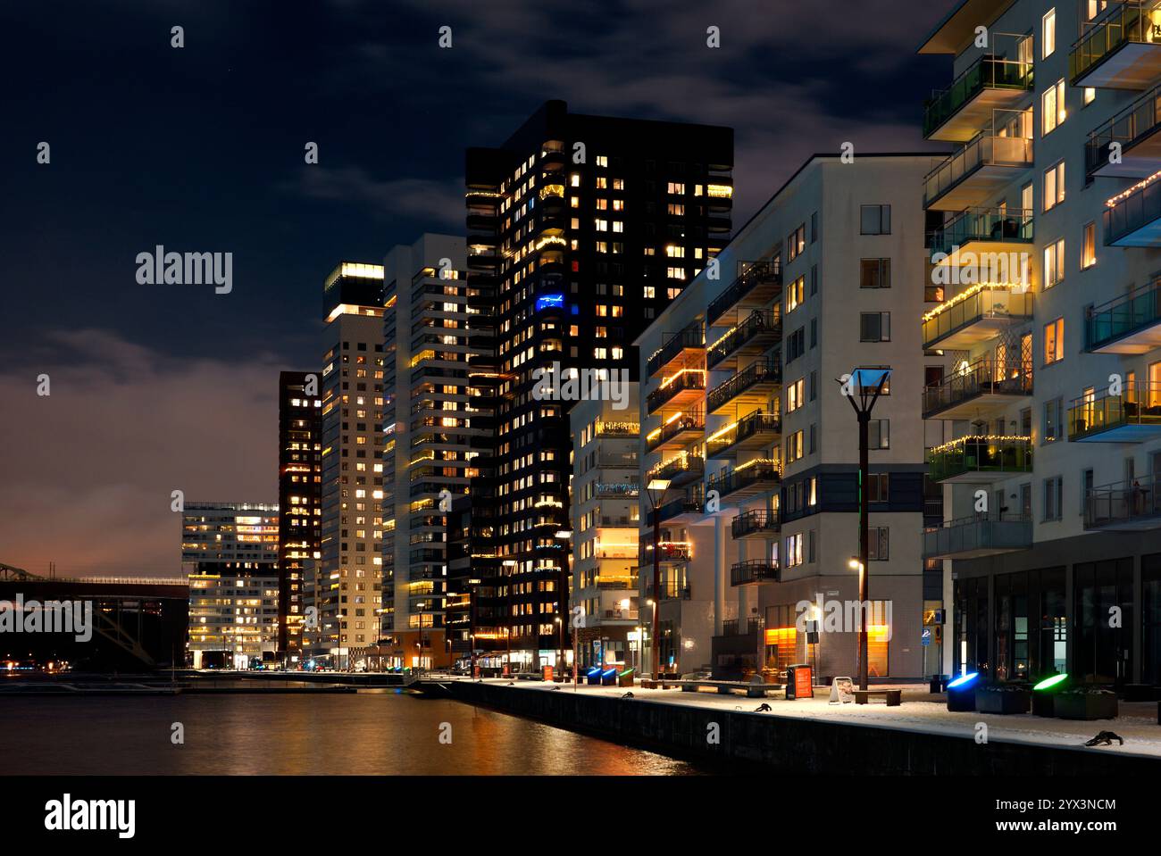 Vista notturna dei moderni condomini nel nuovo quartiere Foto Stock