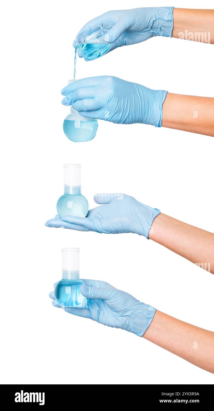 Set di mani in guanti medici che tengono una fiasca su uno sfondo vuoto. Uso in laboratorio, ricerca scientifica, applicazioni sanitarie. Foto Stock