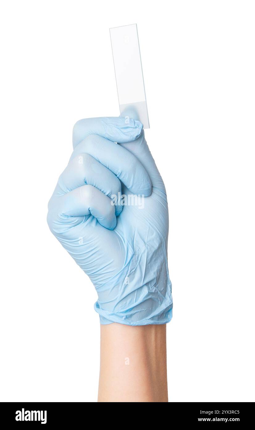 Indossare guanti medici con un vetrino per microscopio vuoto su uno sfondo vuoto. Uso in laboratorio, analisi scientifica, applicazioni sanitarie. Foto Stock