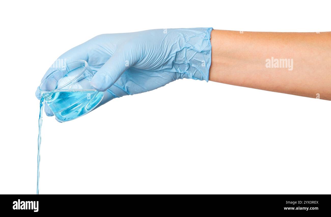 Mettere i guanti per uso medico che versano liquido blu da un matraccio su uno sfondo vuoto. Esperimenti di laboratorio, ricerca scientifica, applicazioni sanitarie. Foto Stock