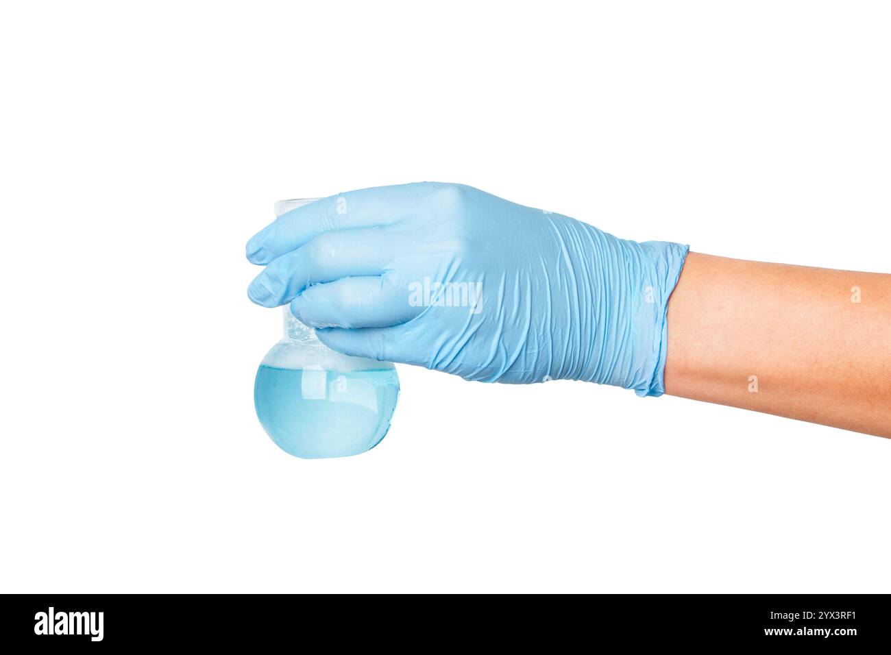 Indossare guanti per uso medico con una provetta per analisi di laboratorio con liquido blu su fondo vuoto. Analisi scientifica, test di laboratorio, assistenza sanitaria res Foto Stock