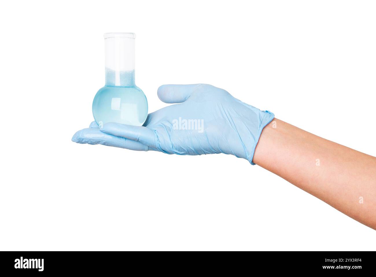 Indossare guanti per uso medico con una provetta per analisi di laboratorio con liquido blu su fondo vuoto. Analisi scientifica, test di laboratorio, assistenza sanitaria res Foto Stock