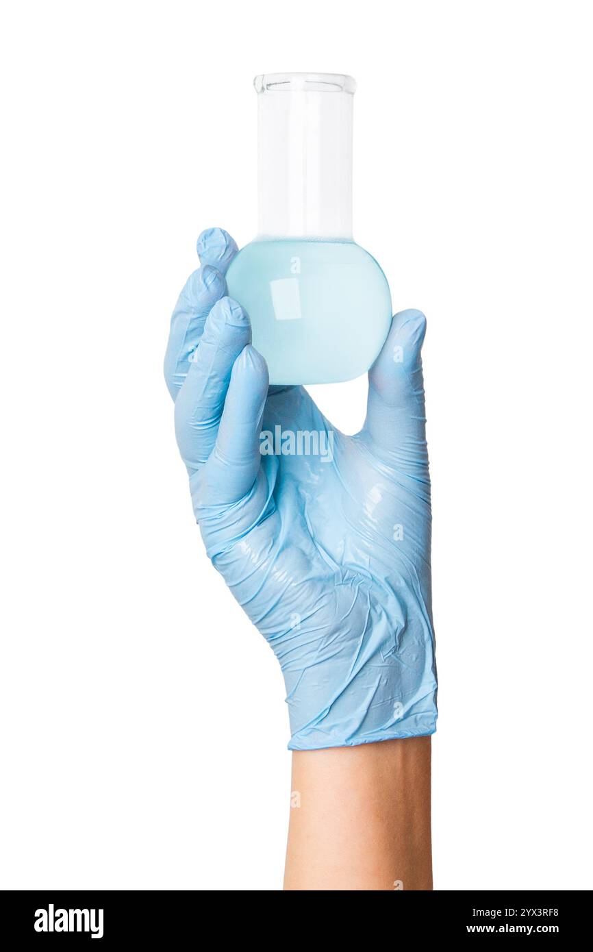 Indossare guanti per uso medico con una provetta per analisi di laboratorio con liquido blu su fondo vuoto. Analisi scientifica, test di laboratorio, assistenza sanitaria res Foto Stock