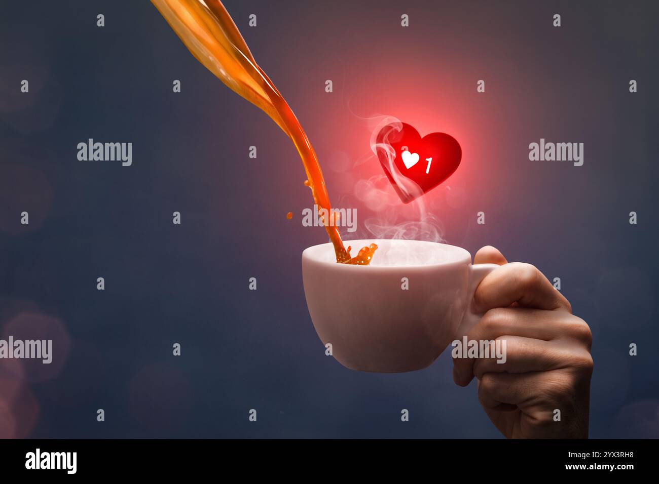 Caffè versato in una tazza con il simbolo di notifica del cuore Foto Stock