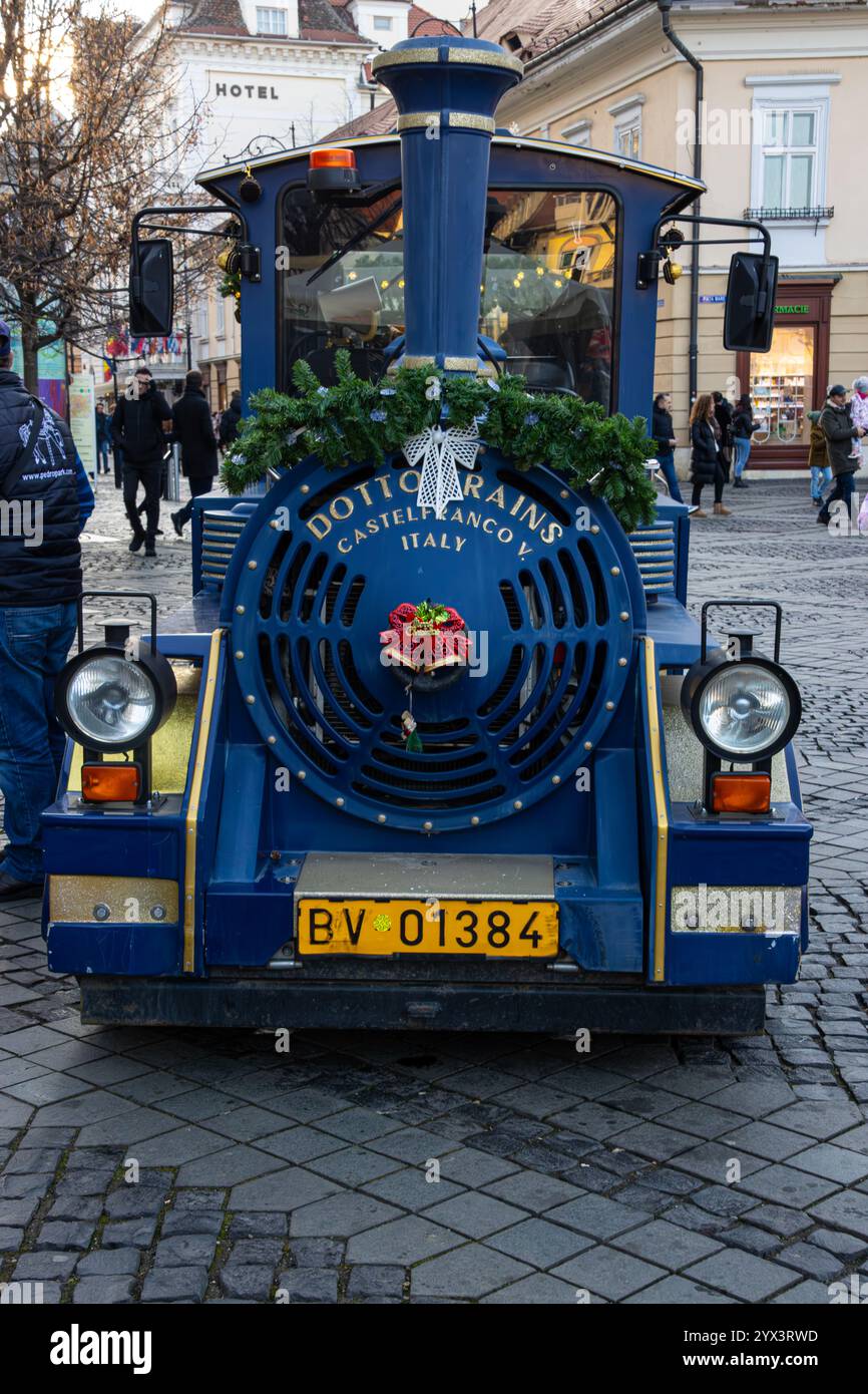 Mini treno per turisti. Locomotiva blu di un treno turistico al mercatino di Natale di Sibiu, Romania Foto Stock