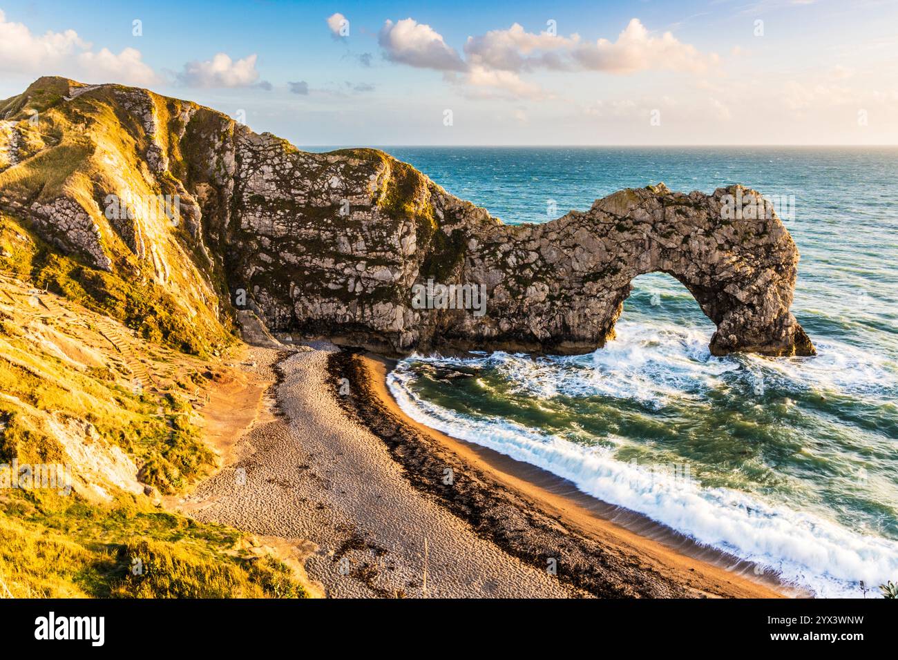 Luce del sole serale sopra Durdle Door. Foto Stock