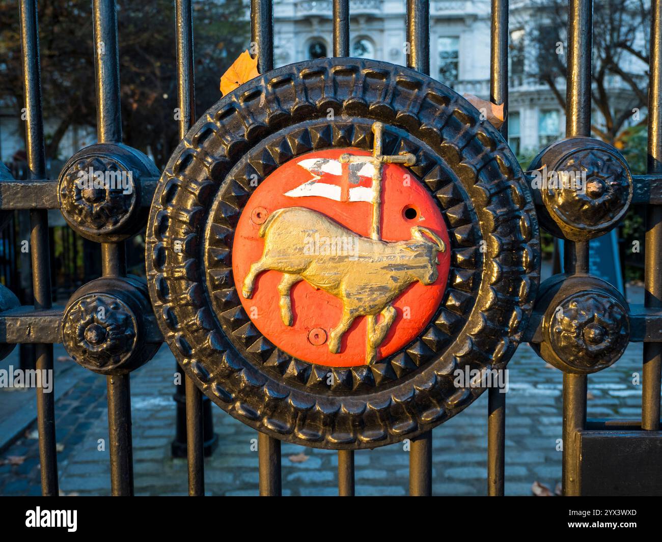 Inner Temple Garden, Logo, cancelli e recinzione, Inner Temple Garden, The City of London, Londra, Inghilterra, Regno Unito, Gran Bretagna. Foto Stock