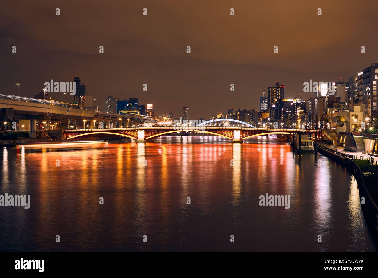 Tokyo, Giappone - 26 novembre 2024: Veduta notturna del fiume Sumida. Foto Stock