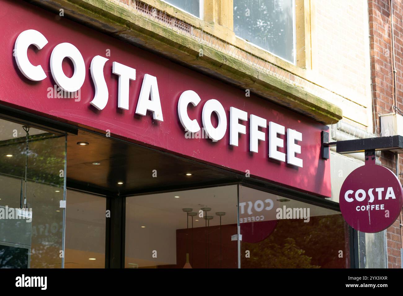 Primo piano della segnaletica del negozio sopra una caffetteria Costa in una strada del Regno Unito. Foto Stock