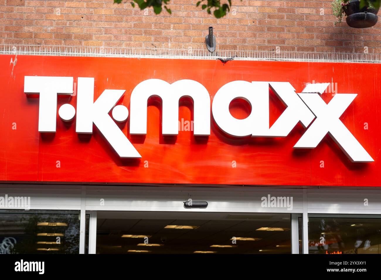 Vista ravvicinata di un cartello T.K.maxx sul davanti di un negozio nel centro della città del Regno Unito. Foto Stock