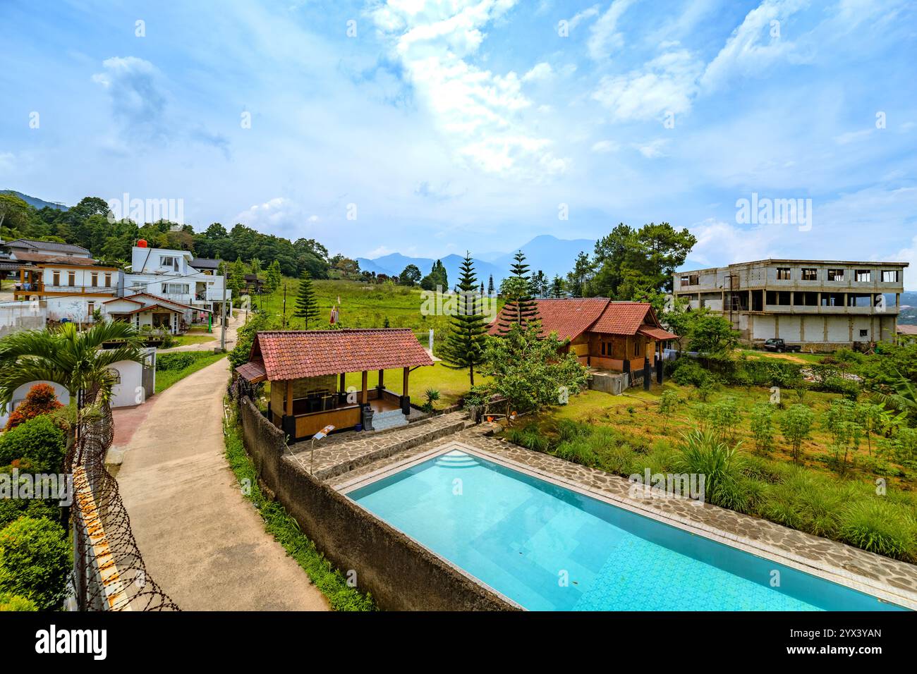 Rinfrescante piscina all'aperto. Incantevole vista sulla campagna. Foto Stock