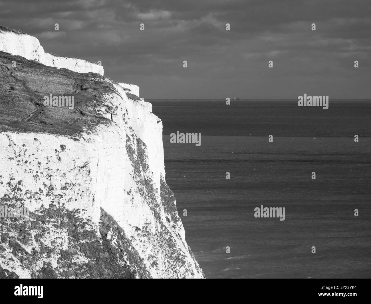 Paesaggio bianco e nero delle bianche scogliere di dover e del Canale della Manica, dover, Inghilterra, Regno Unito, Gran Bretagna. Foto Stock