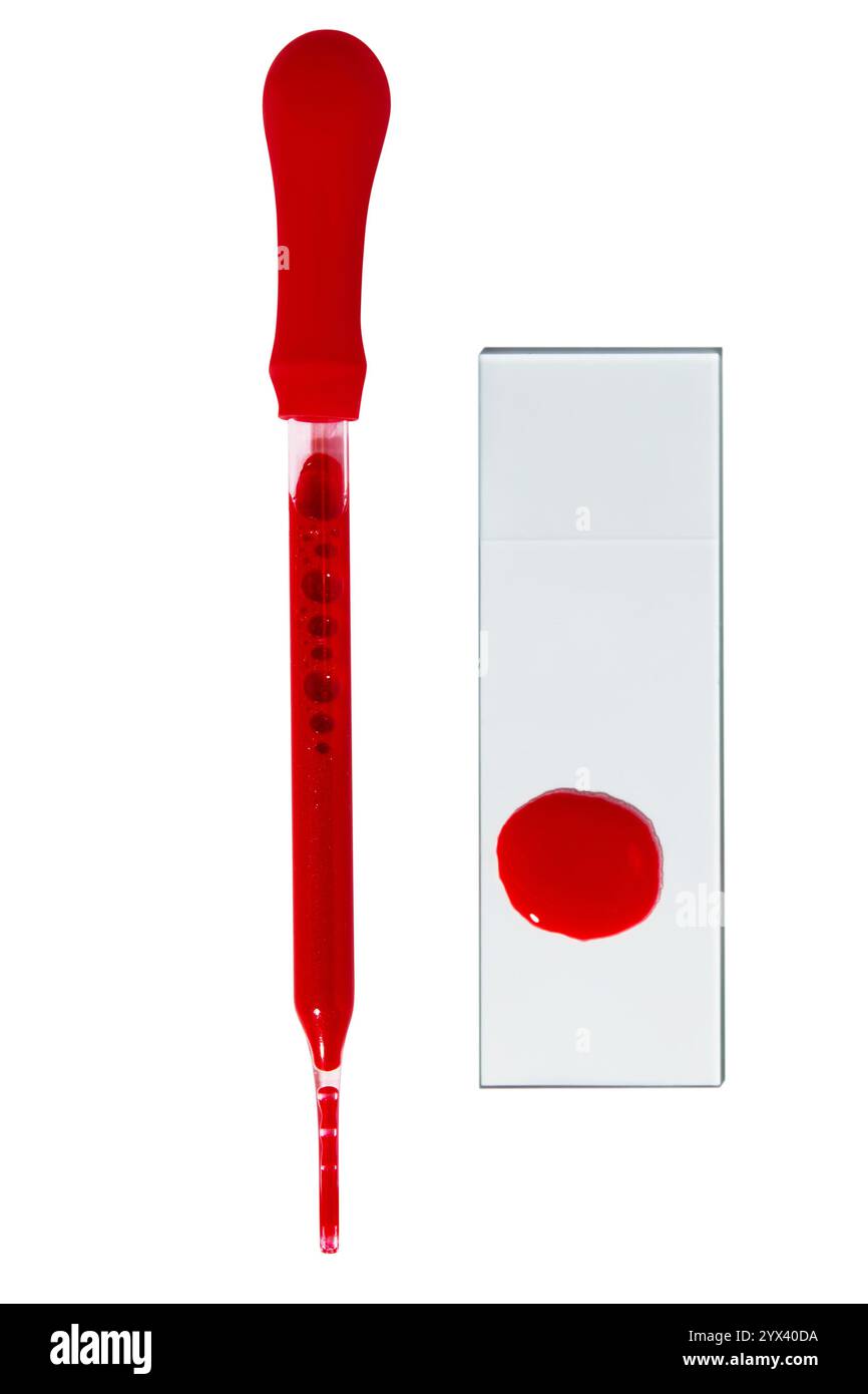 Pipetta con sangue e goccia di sangue su vetro da laboratorio per la ricerca e l'analisi su fondo vuoto isolato Foto Stock