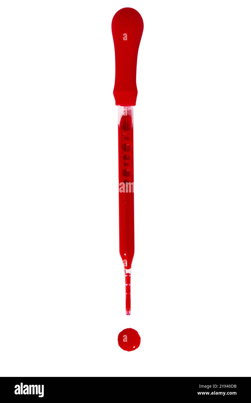 Pipettare con sangue e gocce di sangue su fondo vuoto isolato Foto Stock