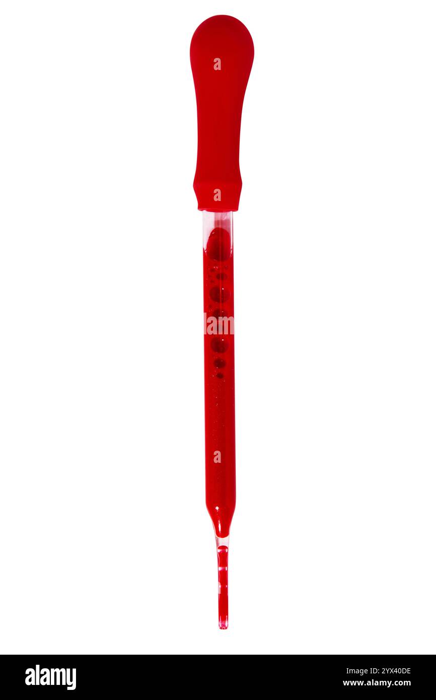 Pipettare con sangue su fondo vuoto isolato Foto Stock
