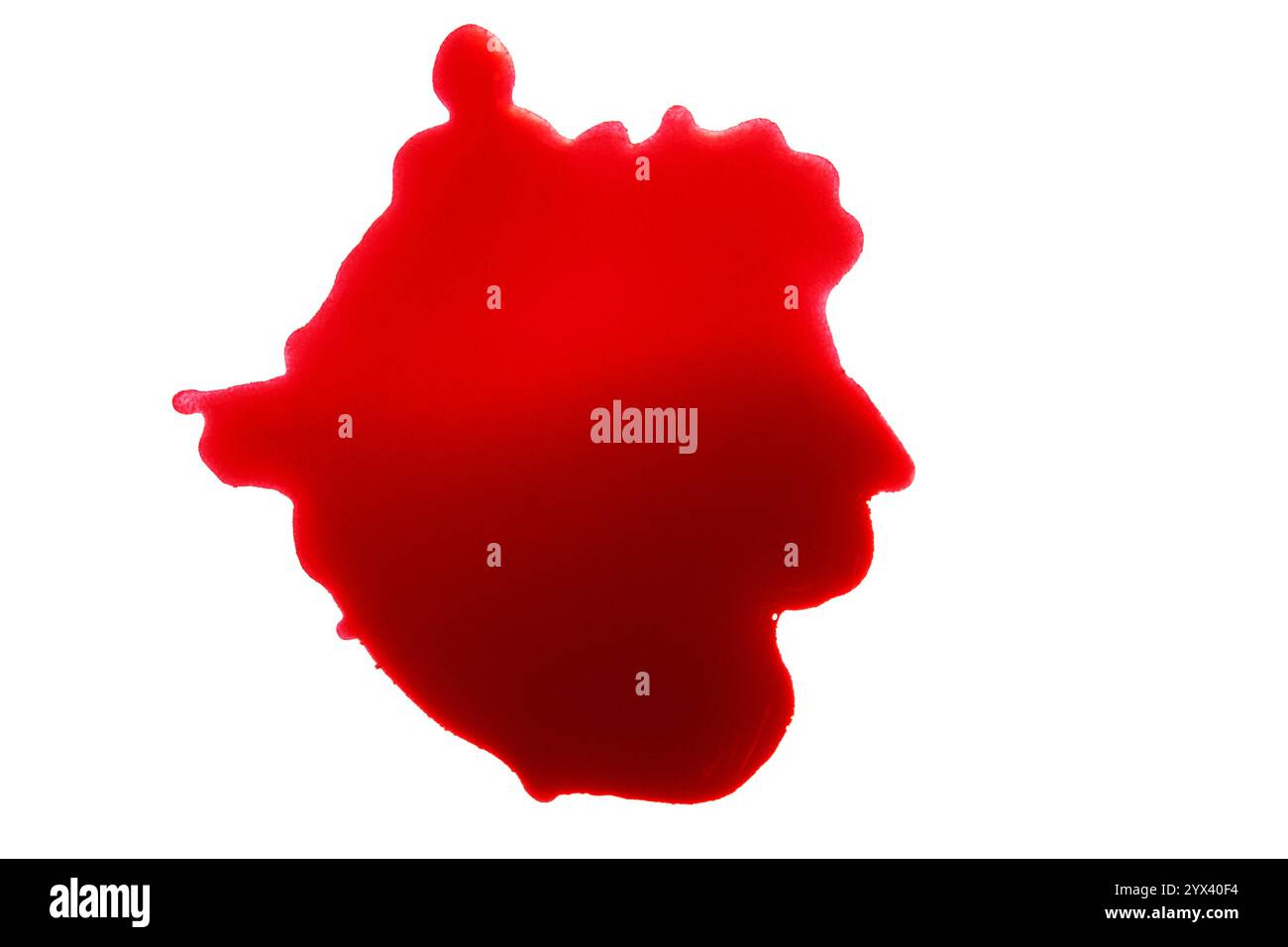 Gocce di sangue o colorazione su sfondo bianco isolato Foto Stock