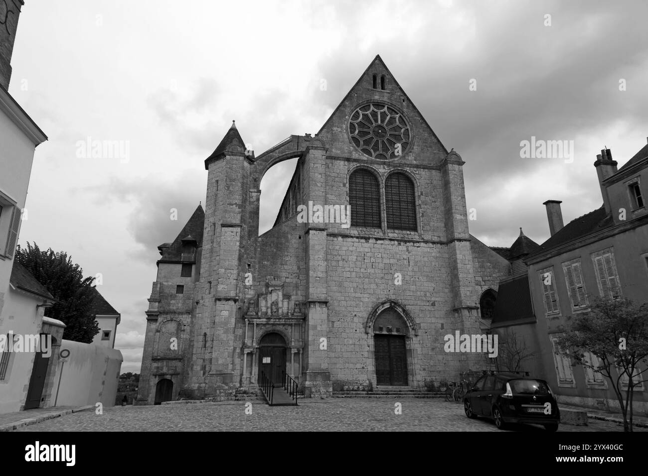 Moody Black and White Vista della Chiesa di Sant'Aignan a Chartres, Francia Foto Stock