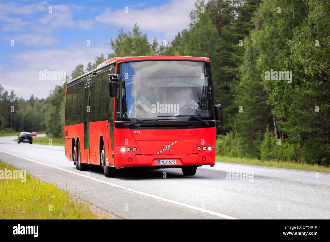 Autobus cittadino rosso Volvo 8700LE a un piano con ingresso basso per i trasporti pubblici regionali che si spostano lungo l'autostrada. Raasepori, Finlandia. 7 luglio 2023. Foto Stock