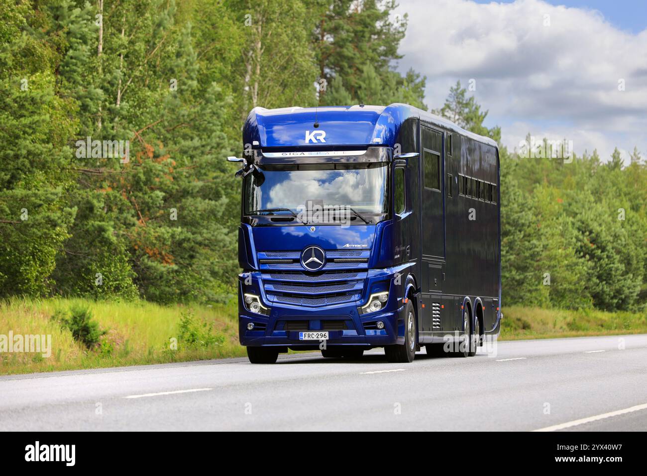 Camion blu Mercedes-Benz Actros 2648 Krismar per il trasporto di cavalli ad alta velocità in autostrada in un giorno d'estate. Raasepori, Finlandia. 7 luglio 2023. Foto Stock