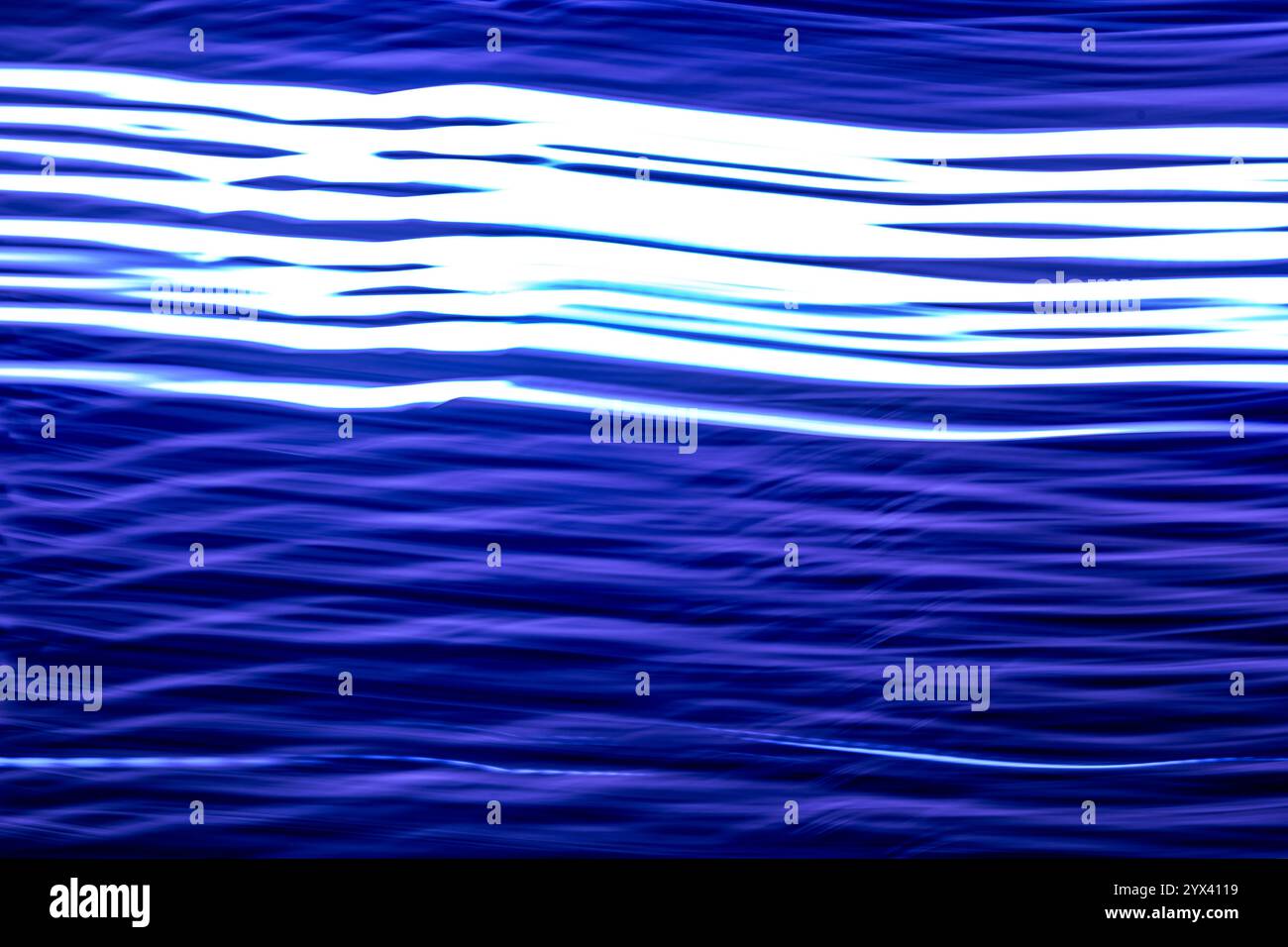 Arte astratta a lunga esposizione. Fotografia con movimento della fotocamera. Linee diffuse di apparecchi di illuminazione Foto Stock