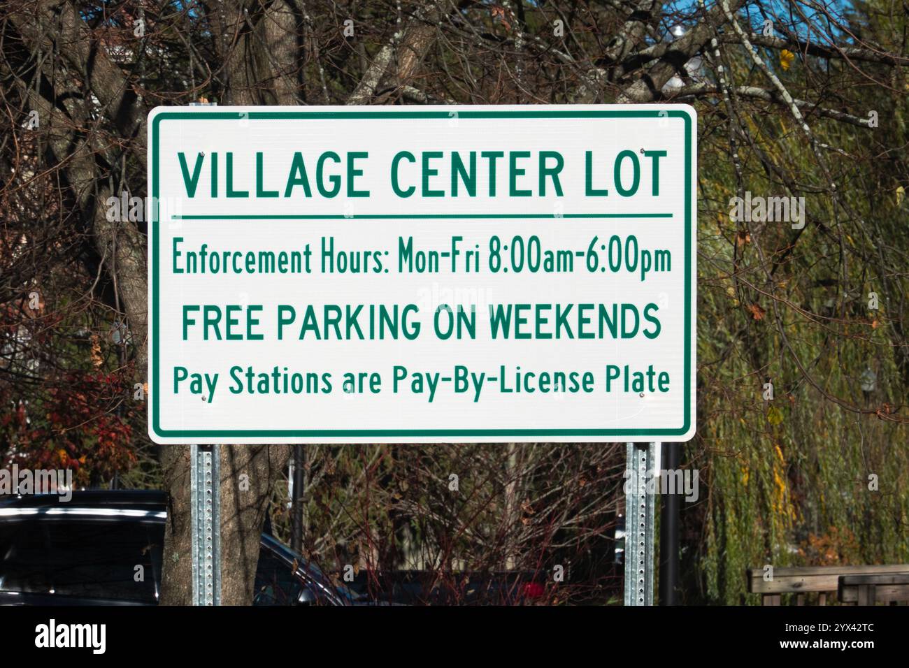 Un cartello presso il parcheggio del Village Center con i costi di applicazione, incluso il parcheggio gratuito nei fine settimana. A Mount Kisco, New York. Foto Stock
