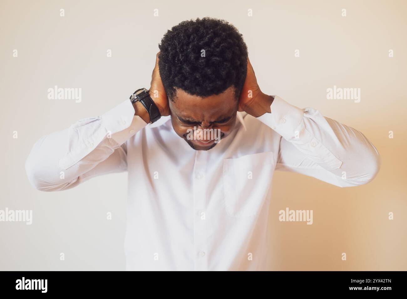 Ritratto di un giovane uomo d'affari ansioso e sconvolto. Foto Stock