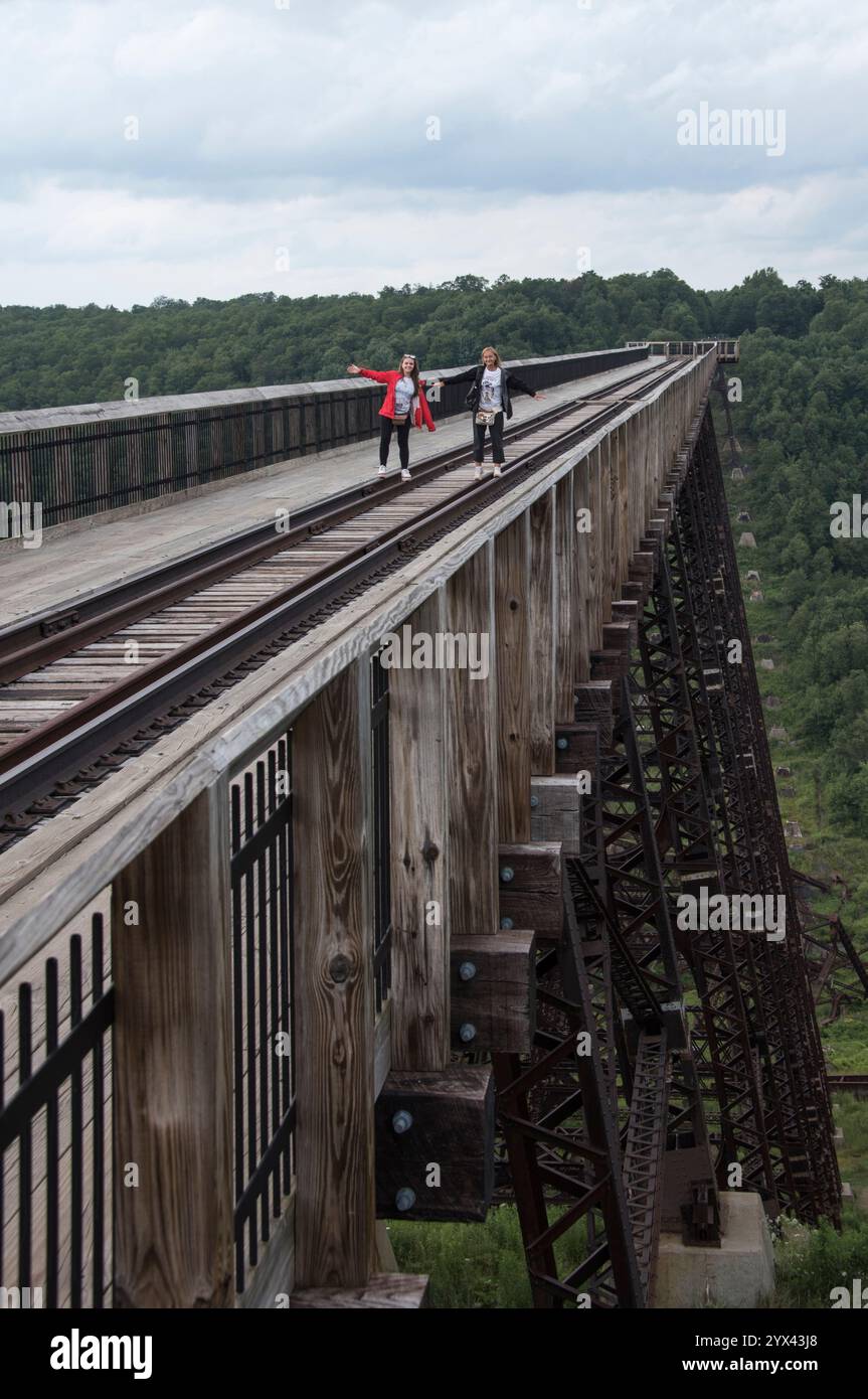 Una madre e una figlia vengono catturate godendosi una bella giornata sul ponte Kinzua in Pennsylvania. I due condividono sorrisi e risate mentre prendono il loro sorriso Foto Stock