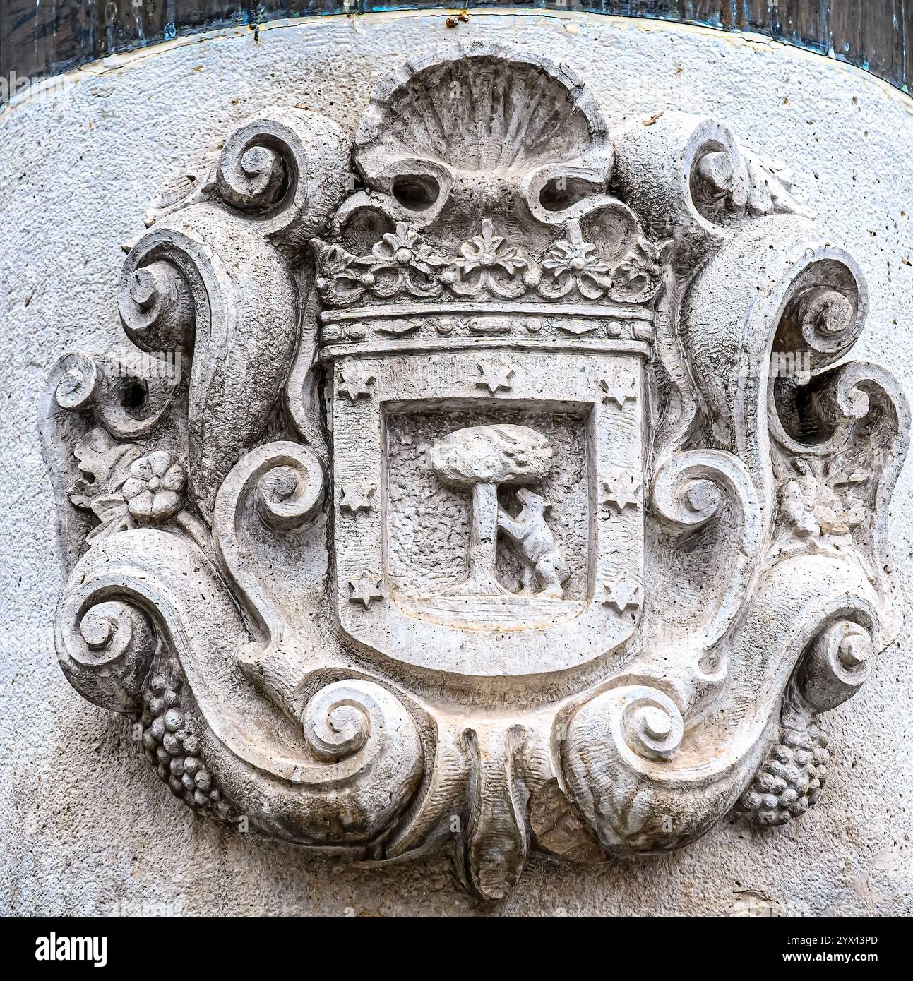Madrid, Spagna - 14 ottobre 2024: Stemma della città scolpito in pietra sul piedistallo di una statua. Foto Stock