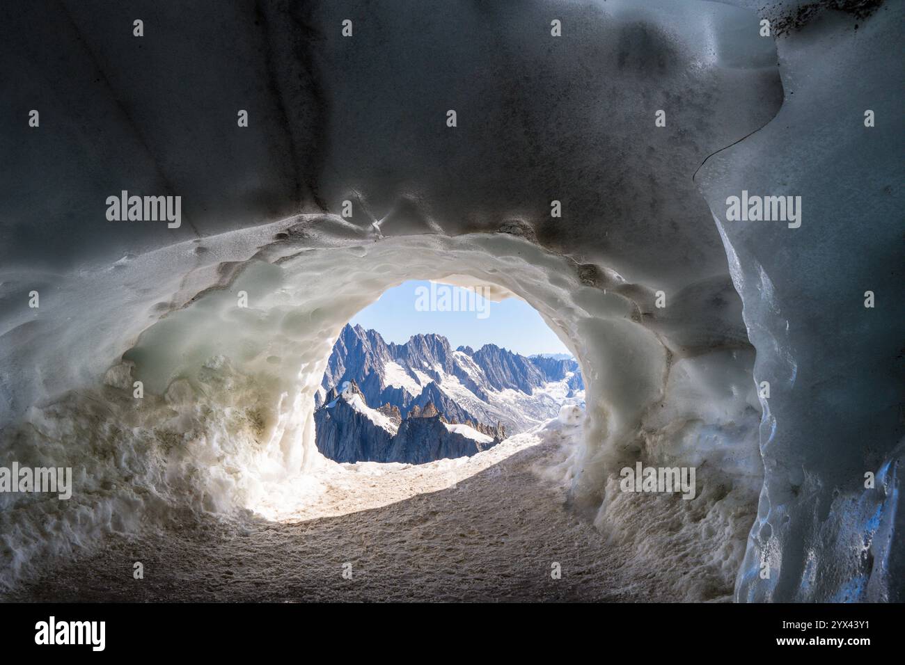 Vista sul massiccio del Monte bianco attraverso la grotta di ghiaccio di Chamonix, Francia. Foto Stock