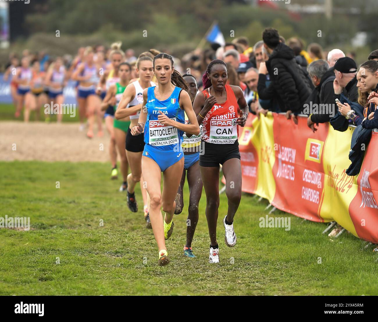 Nadia Battocletti dell'Italia e Yasemin CAN di Türkiye gareggiano nella gara femminile senior ai Campionati europei di fondo SPAR, Dokumapar Foto Stock