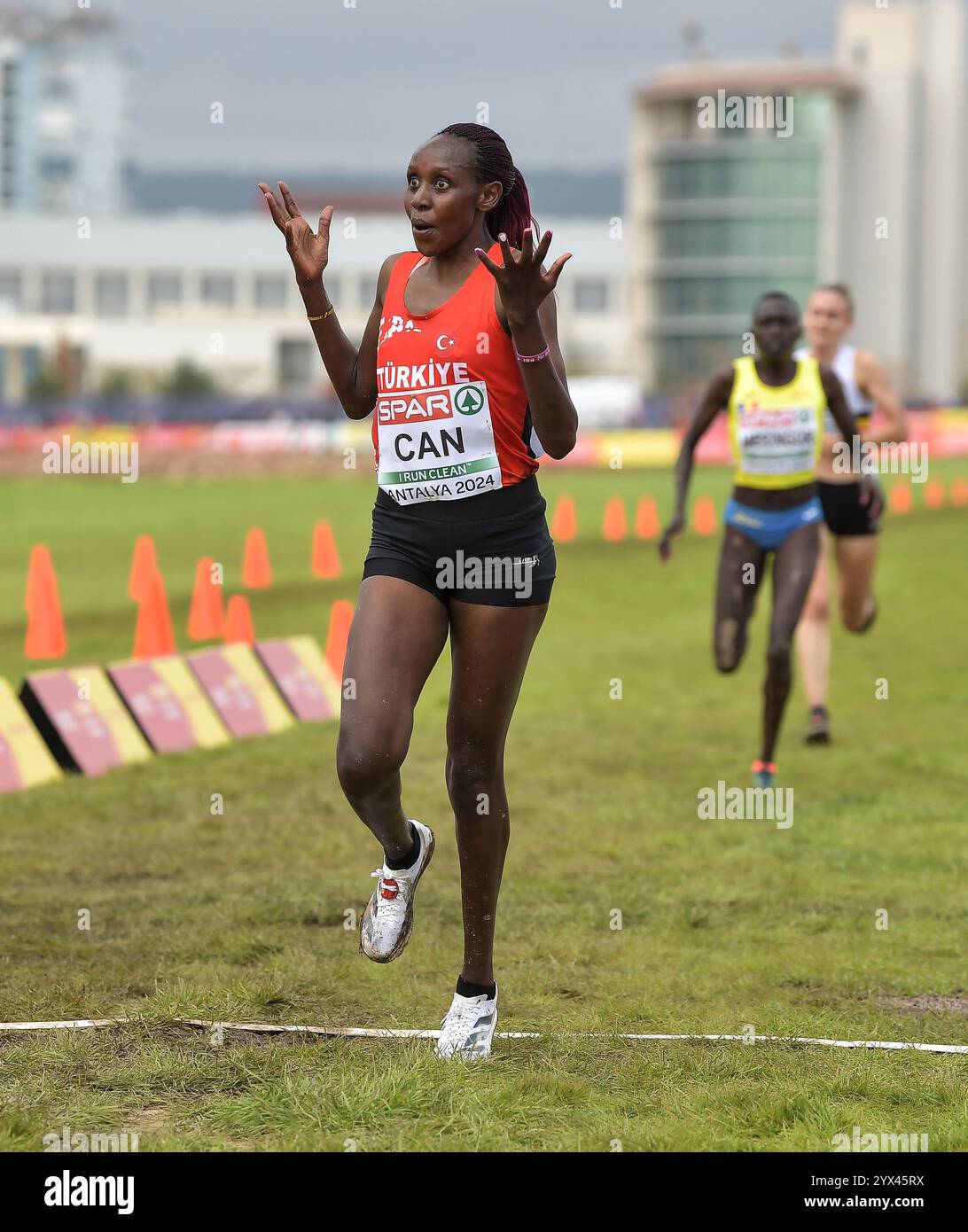 Un terzo posto per Yasmin CAN di Türkiye mentre gareggia nella gara femminile senior ai Campionati europei di fondo SPAR, Dokumapark, Antal Foto Stock