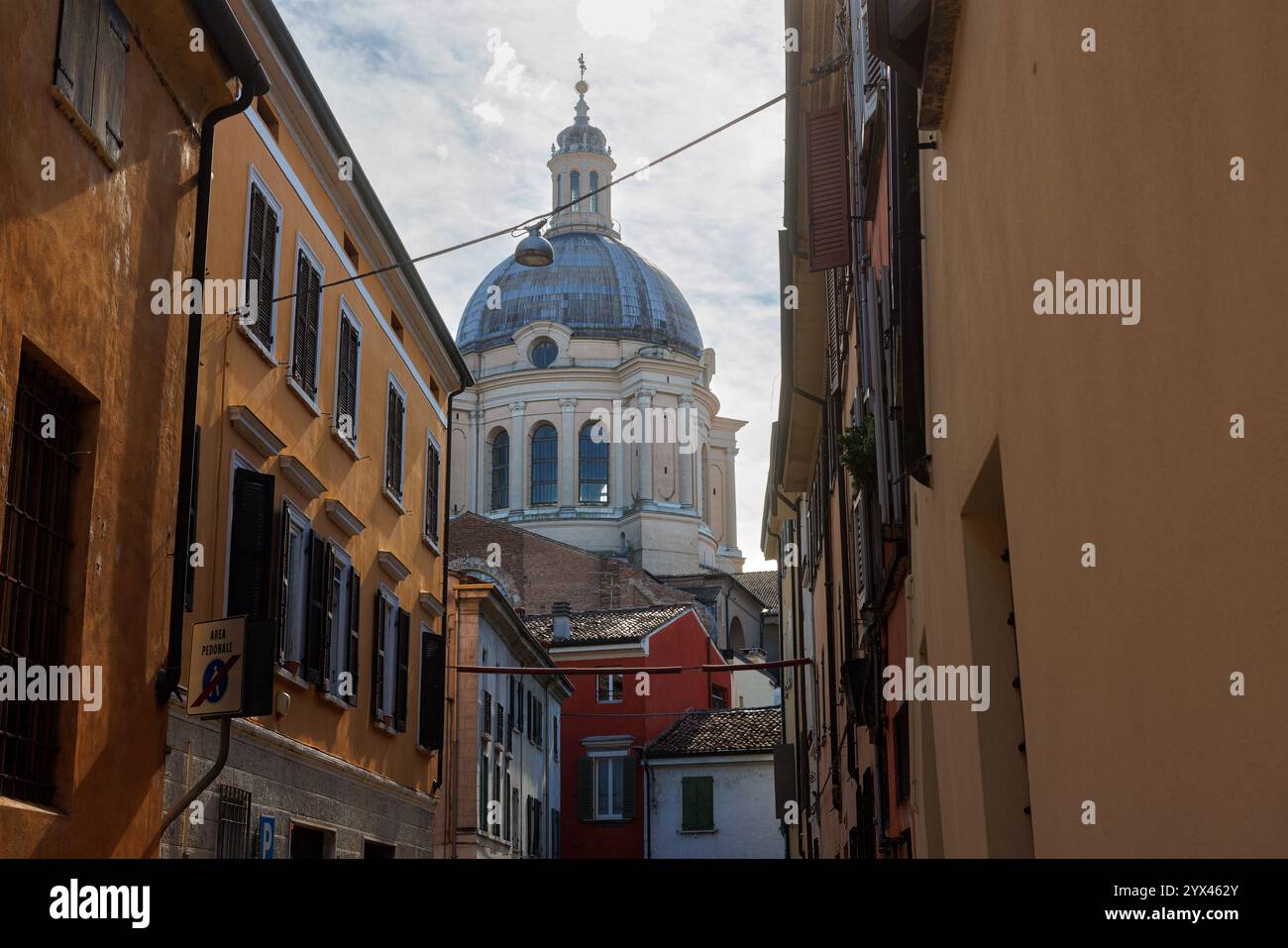 Vista della cupola della Basilica di Sant'Andrea nel centro storico di Mantova, Italia Foto Stock