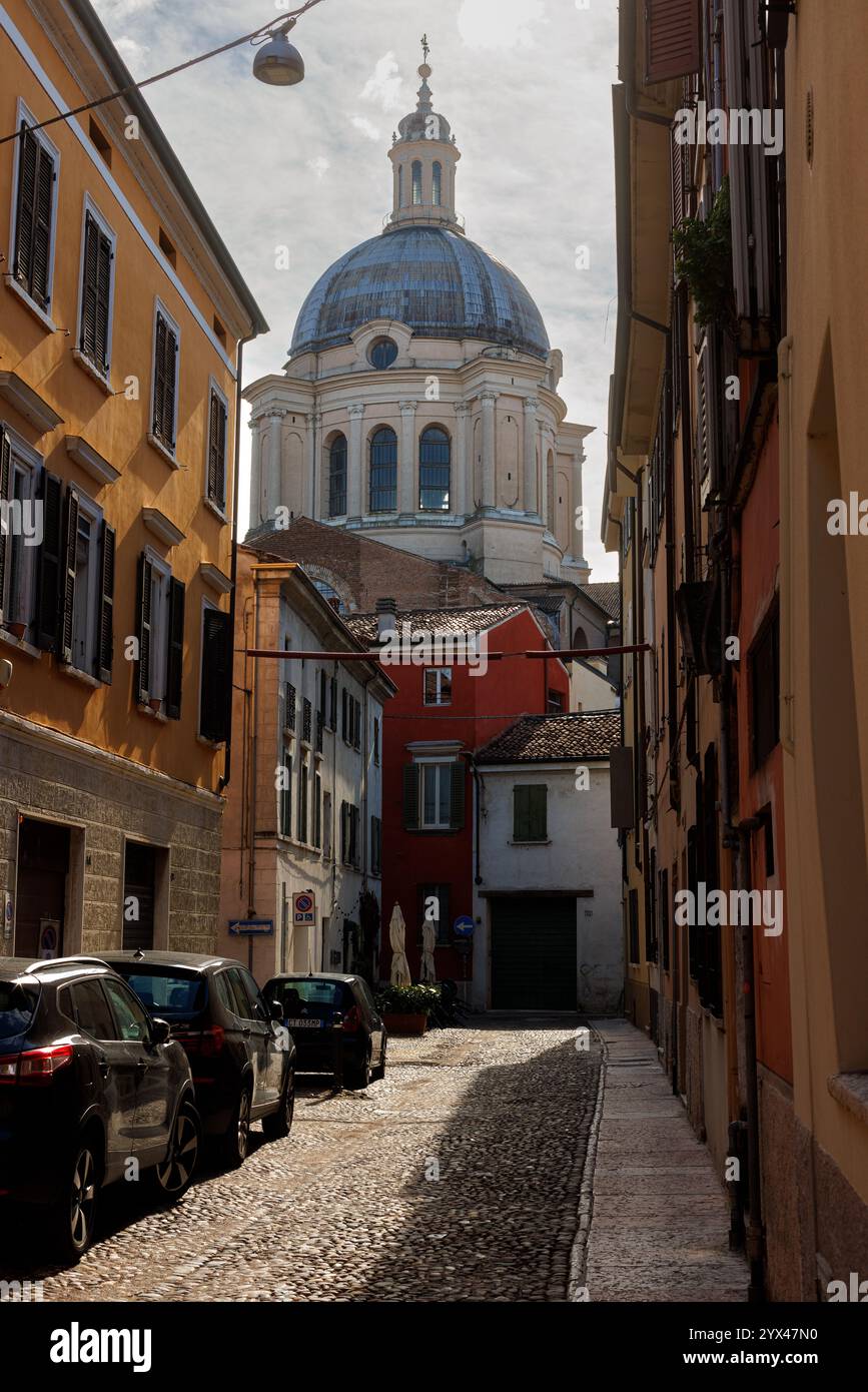 Vista della cupola della Basilica di Sant'Andrea nel centro storico di Mantova, Italia Foto Stock