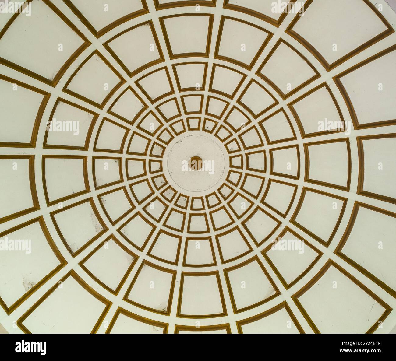 Pittura simmetrica di un vecchio tetto a cupola. Foto Stock