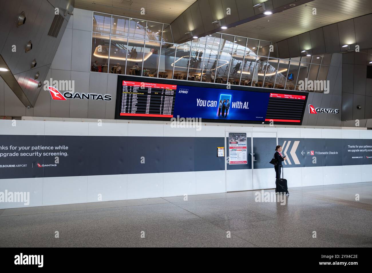 02.11.2024, Melbourne, Victoria, Australia - Un assistente di volo della compagnia aerea australiana Qantas Airways si trova all'interno del terminal presso l'Aeroporto di Melbourne. Foto Stock