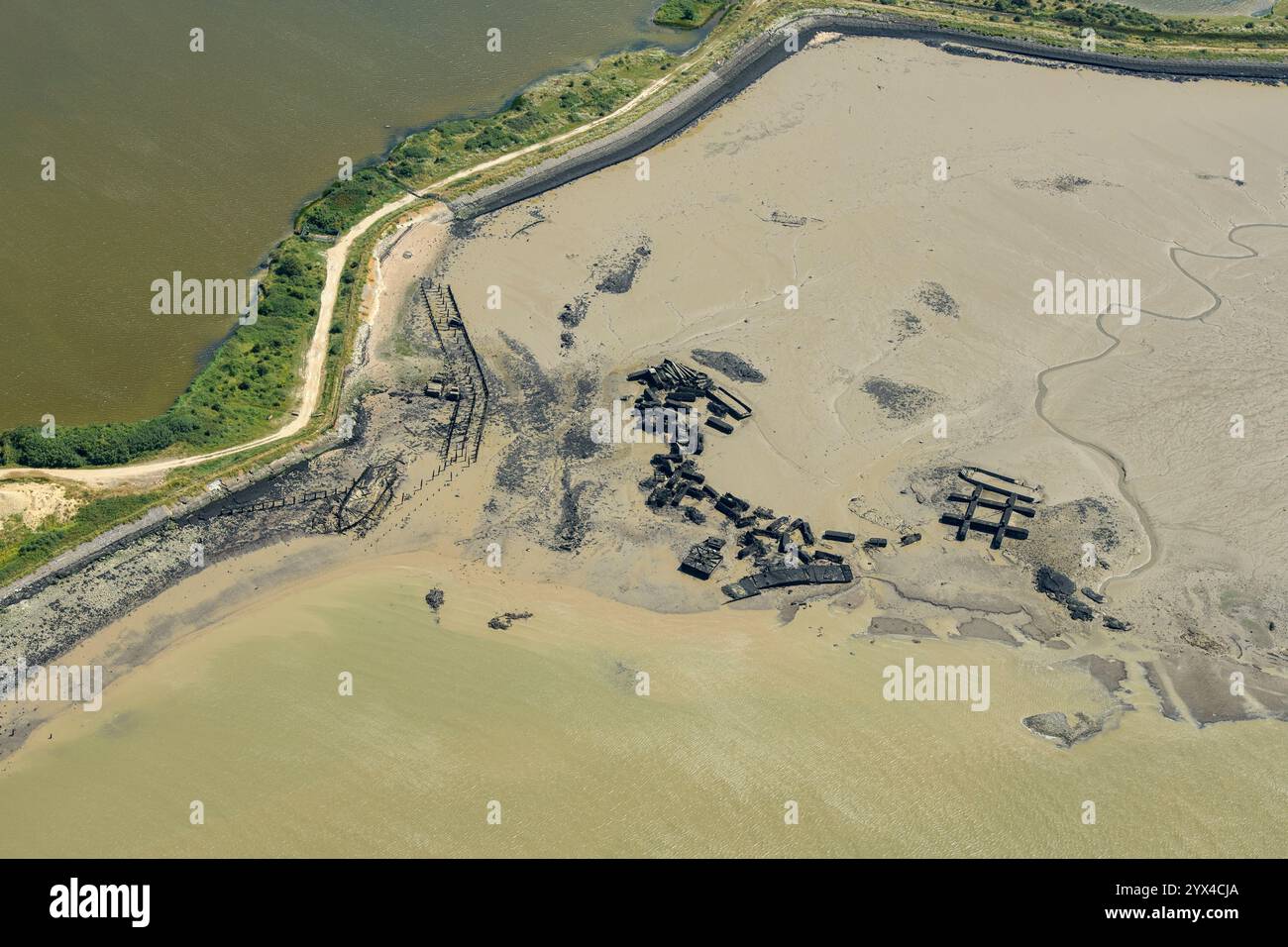 I resti di quello che si ritiene essere un forte antiaereo Maunsell della seconda guerra mondiale smantellato e il naufragio della nave cargo danese Hans Egede a Higham Creek, Medway, 2024. Foto Stock