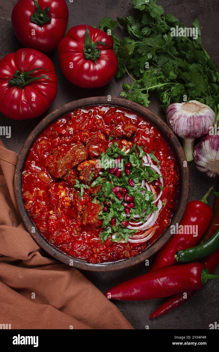 Chashushuli, un piatto tradizionale georgiano, speziato, carne stufata con pomodori e spezie, fatto in casa, nessuno Foto Stock