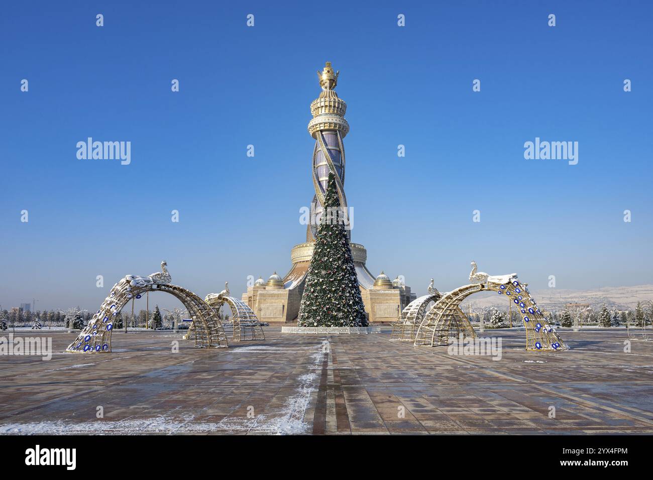 Torre Istiklol con albero di Natale, Torre indipendenza e libertà, inverno, Dushanbe, Tagikistan, Asia centrale, Asia Foto Stock