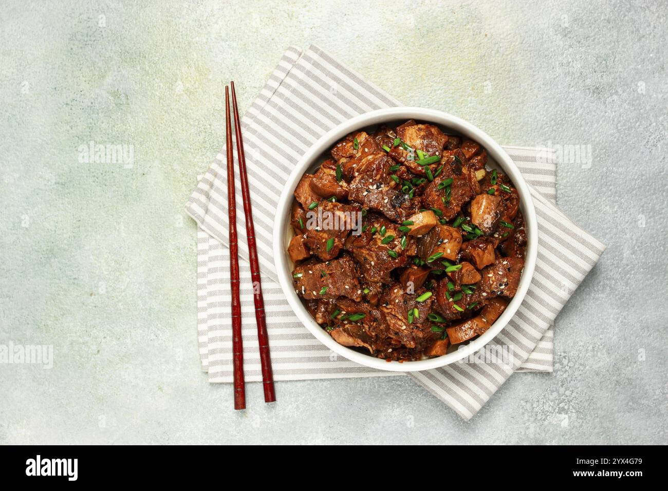 Bulgogi, con funghi, con semi di sesamo e cipolle verdi, cucina coreana, fatta in casa, nessuno Foto Stock