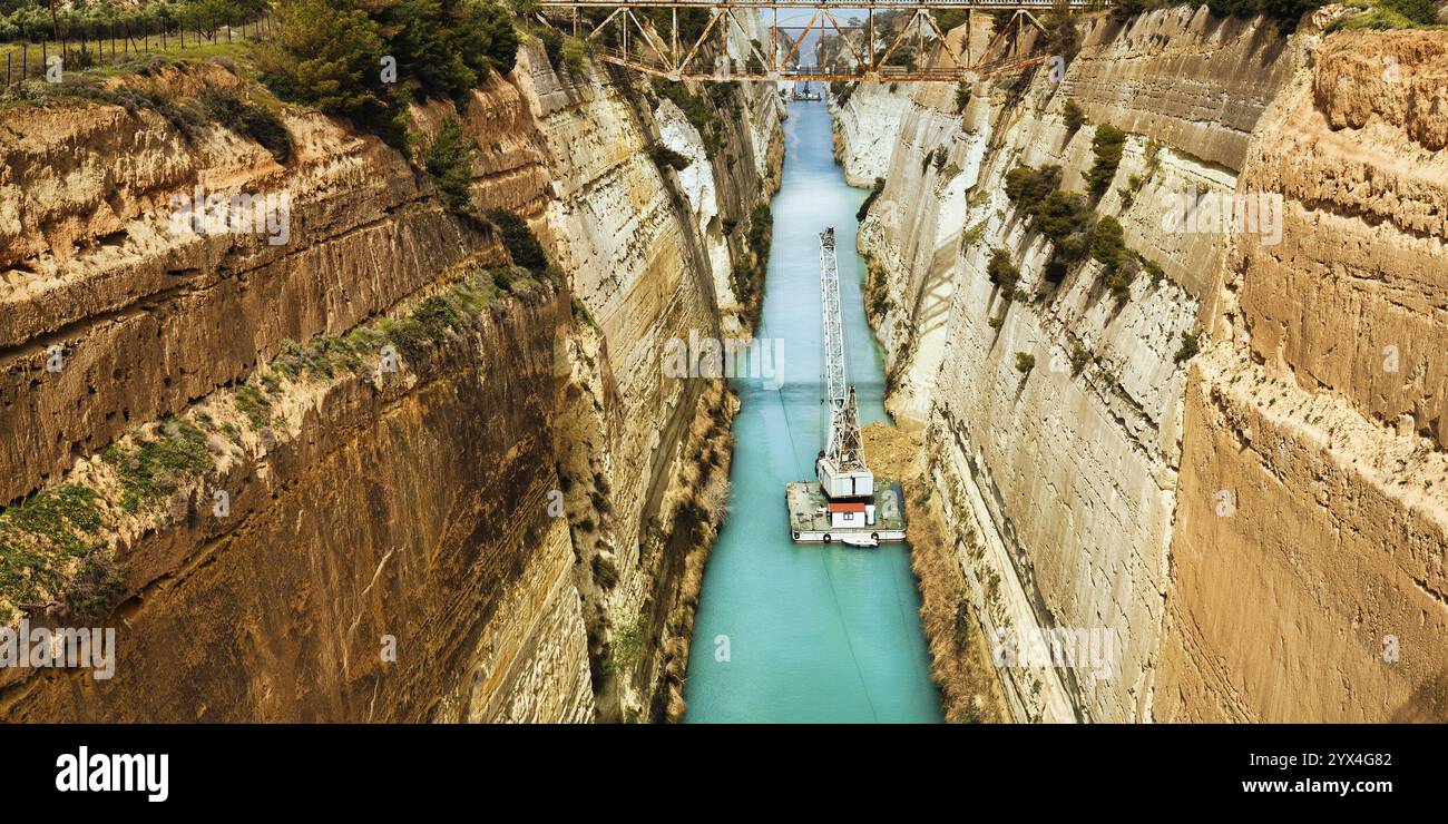 Lavori di costruzione nel Canale di Corinto, restauro dopo frana, vista di gru da costruzione, chiuso al traffico marittimo, pareti rocciose verticali, Cor Foto Stock