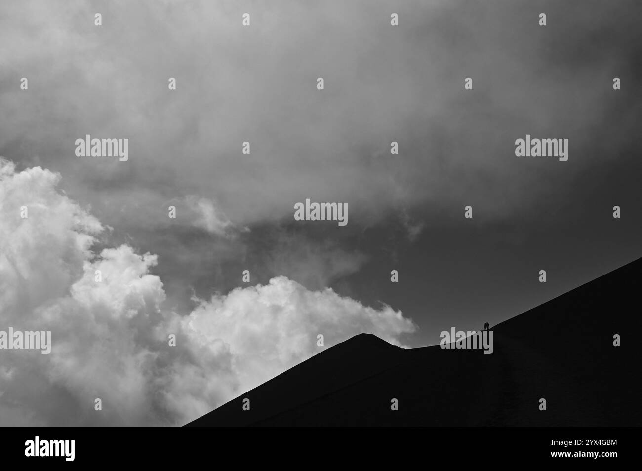 Paesaggio vulcanico sull'Etna. Terreno vulcanico roccioso sotto un cielo nuvoloso sull'Etna, in Sicilia, che mostra la sua bellezza selvaggia. Foto Stock